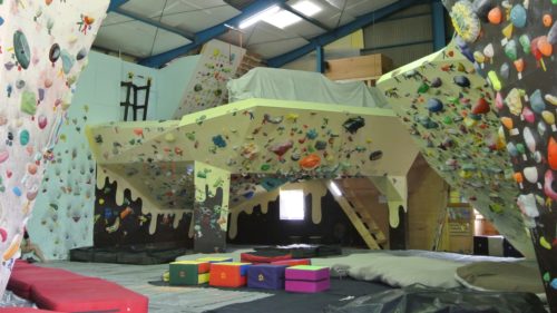 愛知県のクライミング施設「クライミングジム evolv FACTORY（イボルブ ファクトリー）」